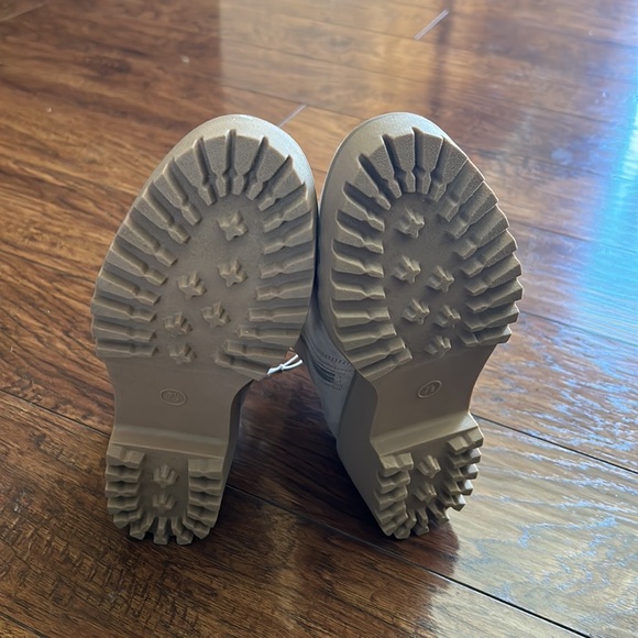 Women's Katrina Platform Boots - Universal Thread NWT - Picture 5 of 7